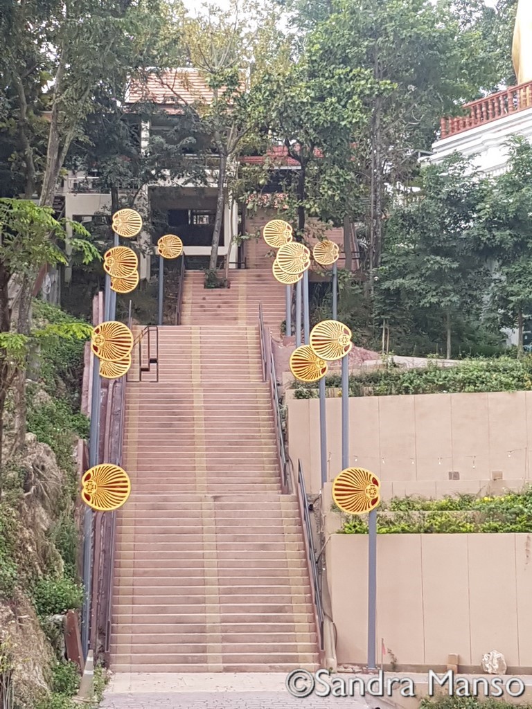 thaïlande temple moine architecte kruba Chiviha escalier