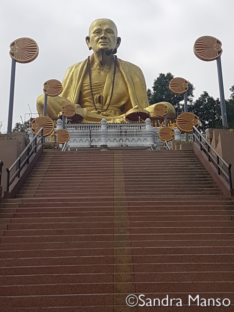 thaïlande temple moine architecte kruba Chiviha escalier