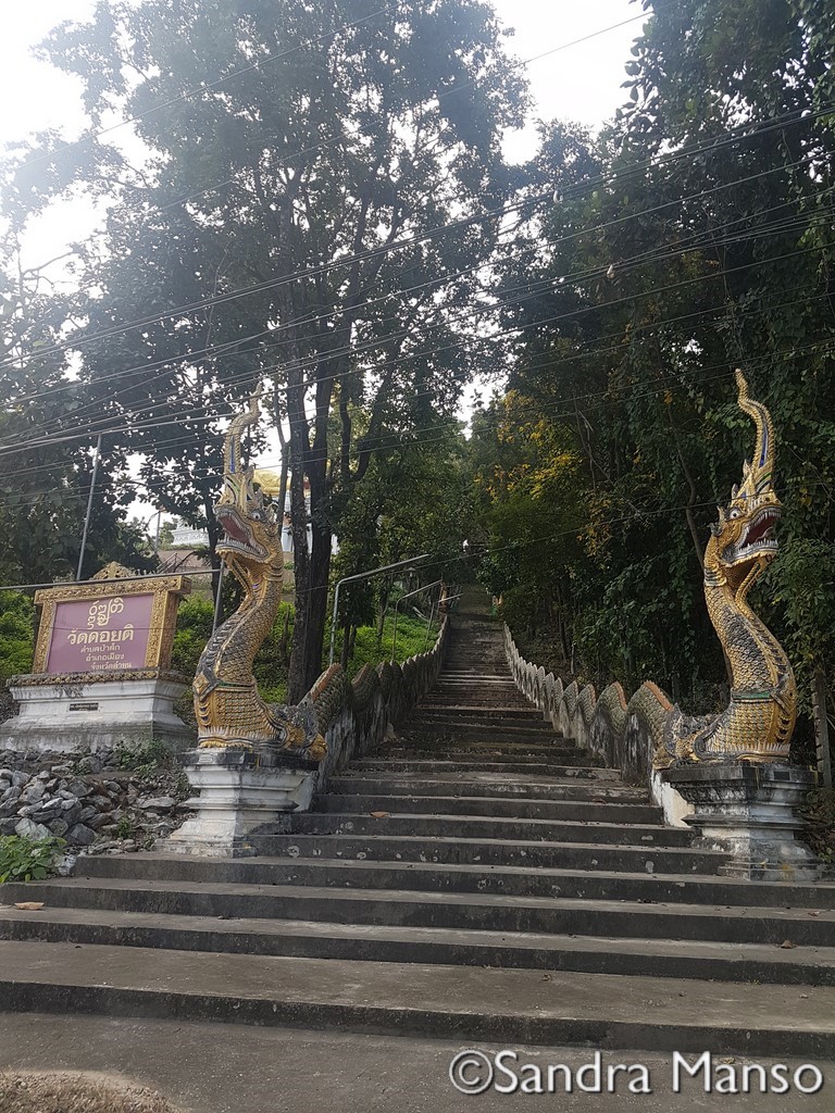 thaïlande temple moine architecte kruba Chiviha escalier dragon