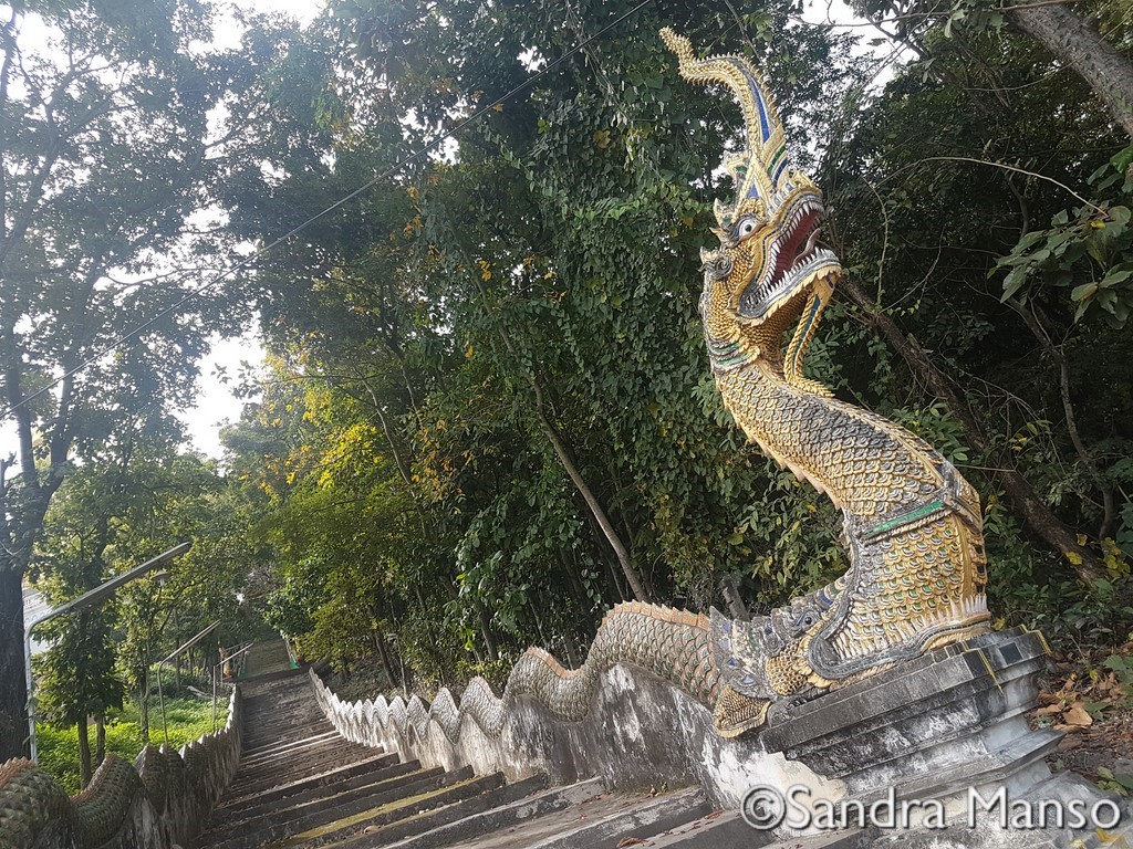 thaïlande temple moine architecte kruba Chiviha escalier dragon