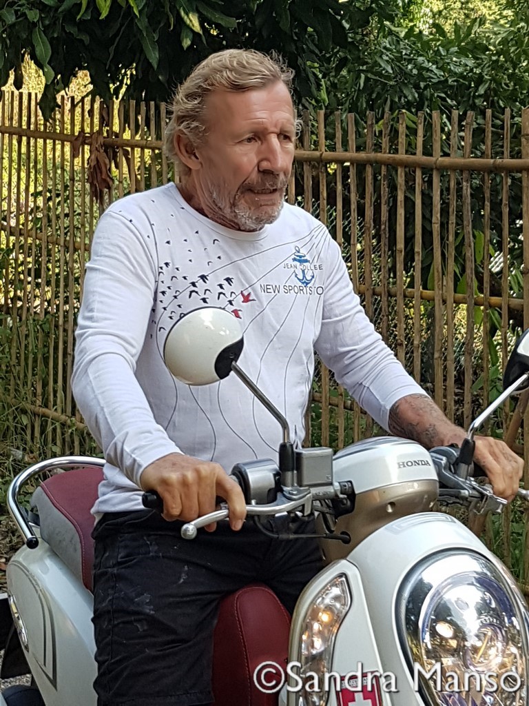 thaïlande scooter rouge blanc suisse